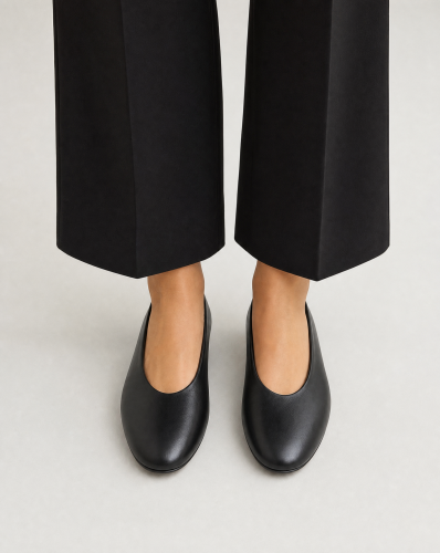 Generated with Kive.ai - SIMILAT PICTURE BUT WITH MY FLATS_ AND BLACK 7 8 WIDE PANTS (2).png