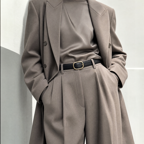 Generated with Kive.ai - Use EBONY pasek damski czarna skóra złota klamra as the exact belt. Create a new high-fashion product photograph_ square composition_ cropped from the model’s neck to the thighs with the face out of frame. M (4).png